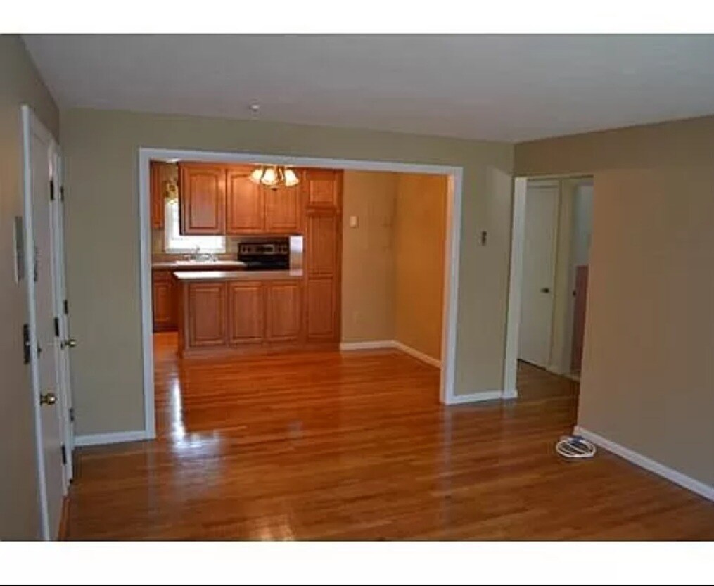 Building Photo - 462 Nahatan St