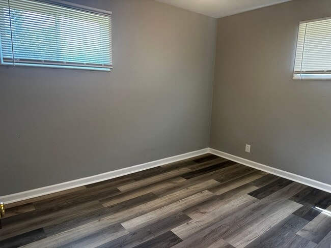 Building Photo - 3 BEDROOM HOME IN WARREN
