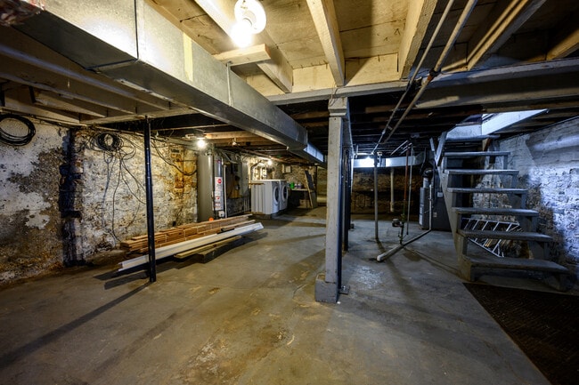 Building Photo - 1646 W Blackhawk St