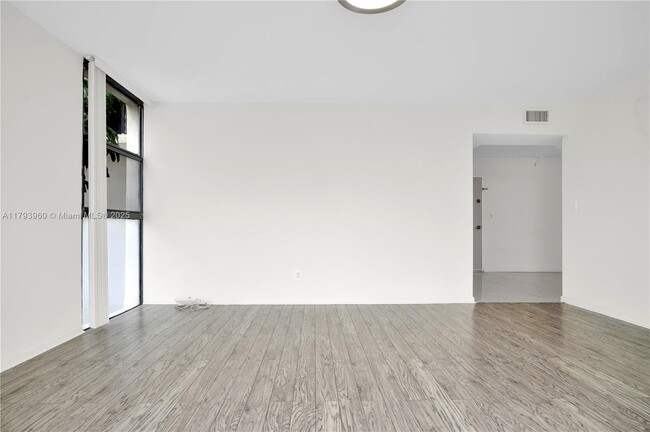 Building Photo - 3701 N Country Club Dr
