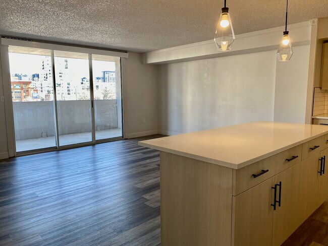 Building Photo - AVAILABLE NOW! Recently remodeled condo on Cherry Creek Trail + Move in Special!