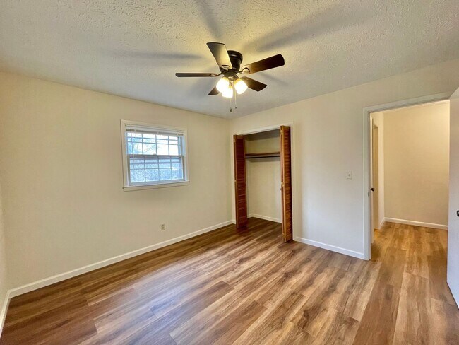 Building Photo - Freshly Renovated 1 bedroom convenient to ...