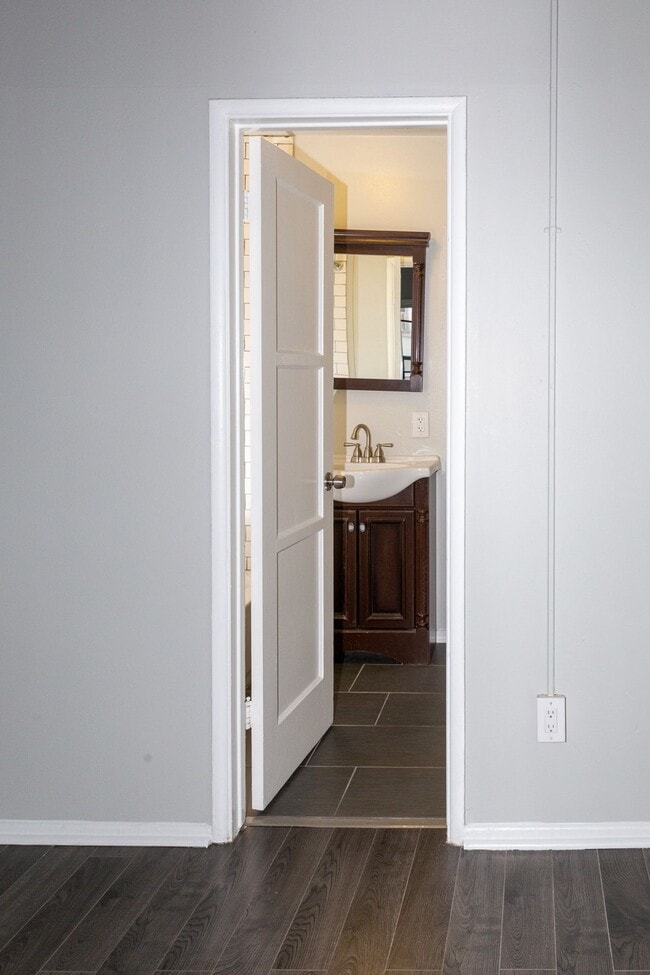 Building Photo - Townhome style apartments in up-and-coming...