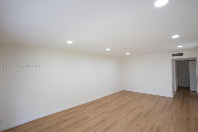 Building Photo - 136 S Cypress Rd
