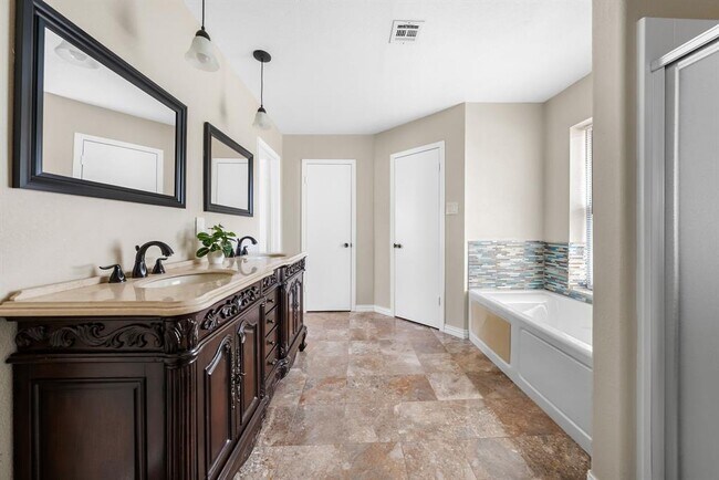 Building Photo - 8303 Wexford Dr