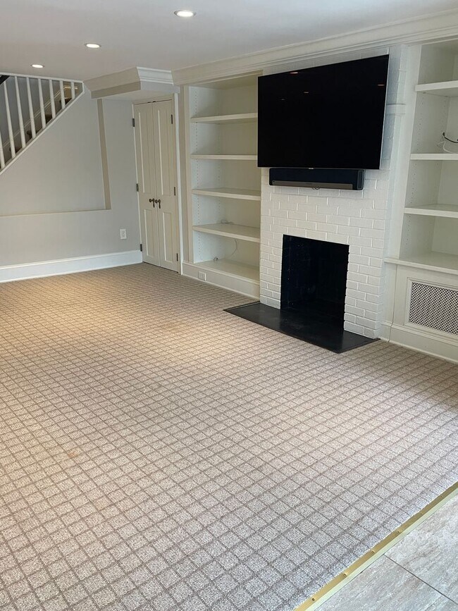 Building Photo - Georgetown Splendor with Garage Parking