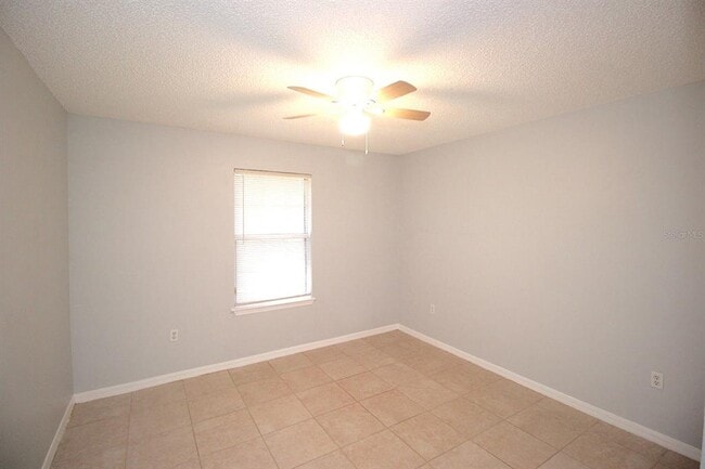 Building Photo - 12 Round Table Ln