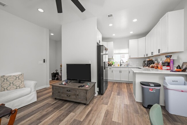 Building Photo - Spacious turfed yard!