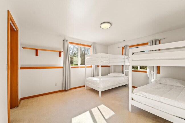 Building Photo - 7755 Cully Ln