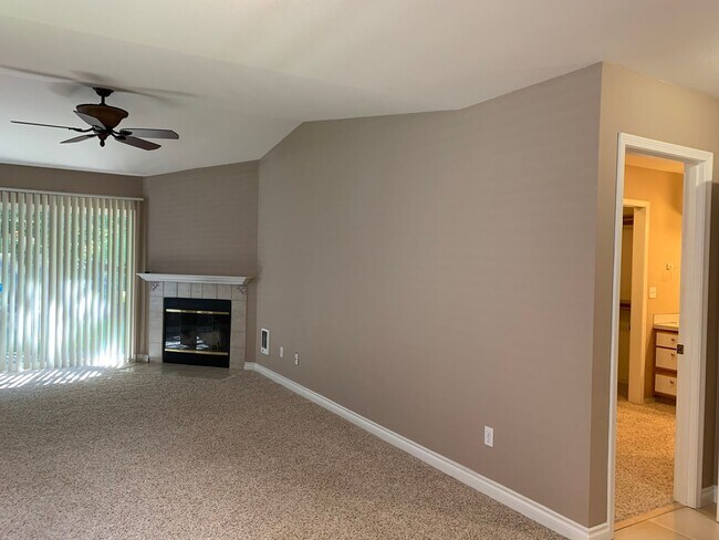Building Photo - 2 Bed 2 Bath Summerwood Village Condo! Move In Special!