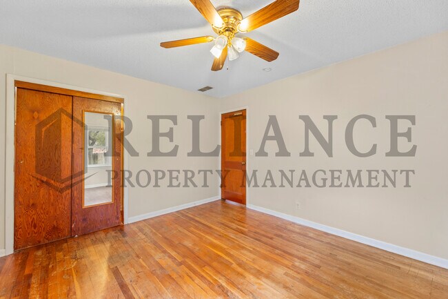 Building Photo - 612 N Custer St