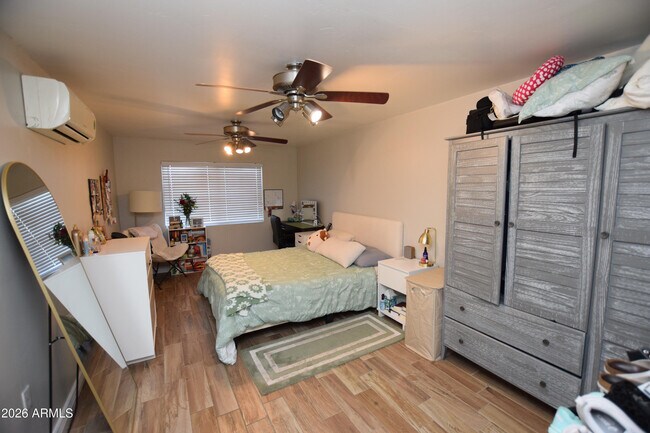 Building Photo - 946 E Denton Ln