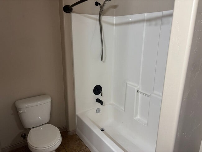 Building Photo - Beautiful 3 bedroom, 2.5 bath  townhome in...