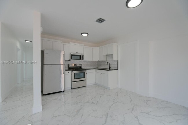 Building Photo - 650 E 65th St