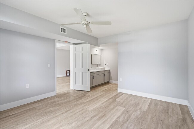 Building Photo - 1717 Whitehall Dr