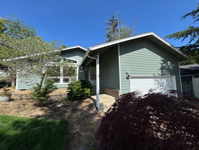 Building Photo - East Roseburg 3-Bedroom, 2-Bath close to Eastwood School