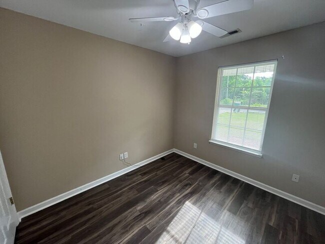 Building Photo - 60 Mineola Ave