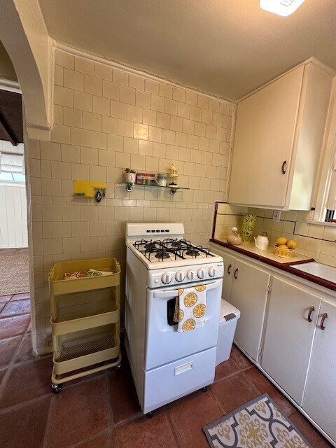 Kitchen with Stove - 810 N Las Palmas Ave