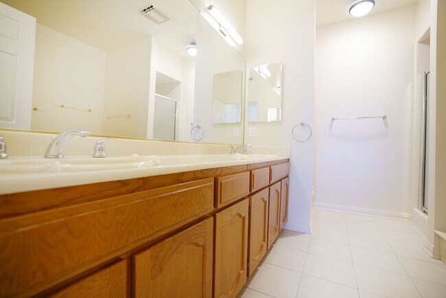 Building Photo - Sunlight Galore 2 Bed / 3Bath + Loft + Sundeck Condo in Westwood!