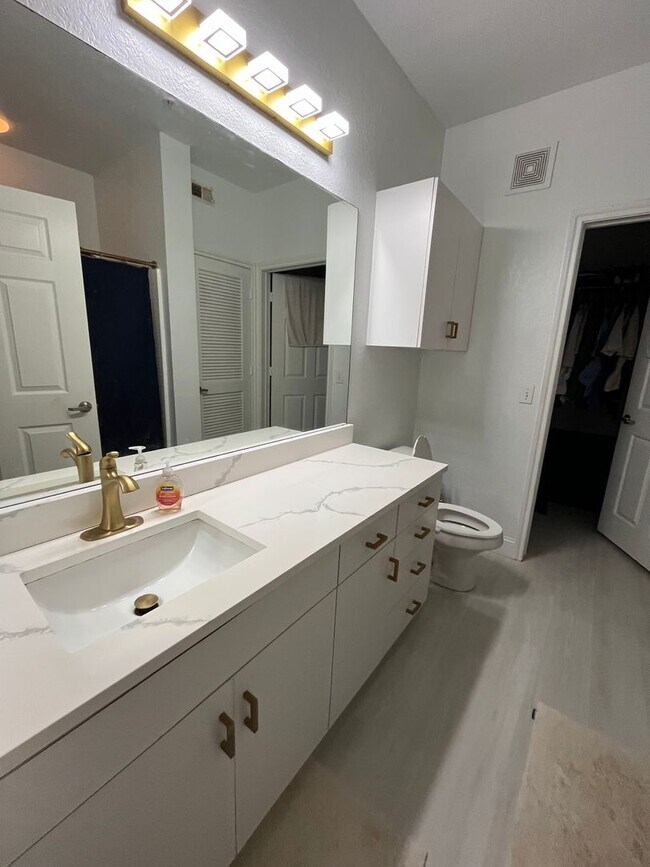 Building Photo - Park North at Cheney 1brm Upgraded Elegant...