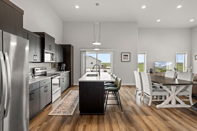 Building Photo - 4 Bed 2.5 Bath Single Family Home