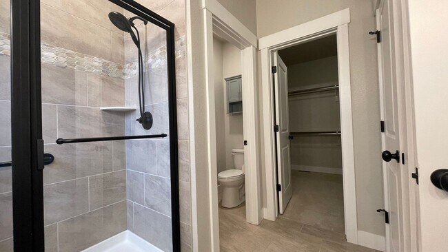 Building Photo - Great Townhouse in Windsor - Highland Meadows