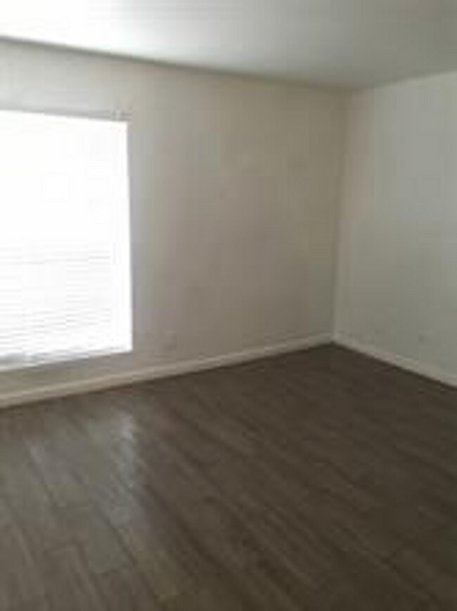 Building Photo - second floor unit - 3 bed, 2 bath condo for $1350 month