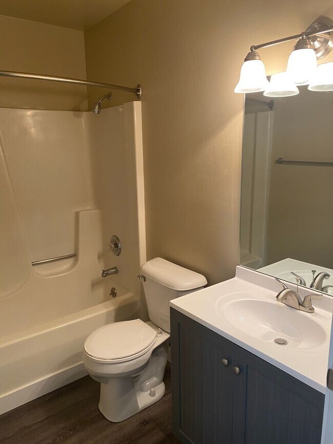 Building Photo - Newly Remodeled 2-Bedroom Apartment in Ore...