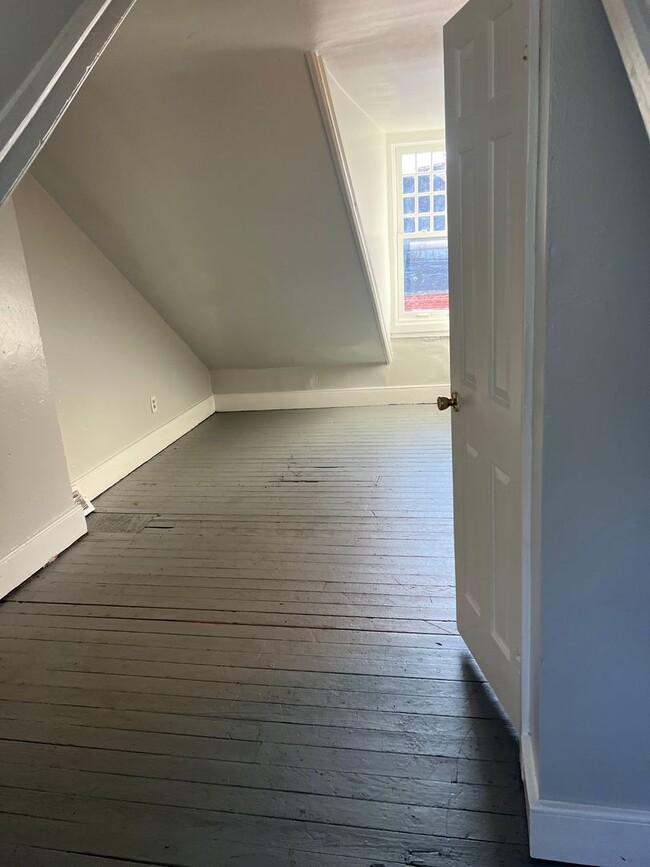 Building Photo - Lancaster City Large 4 bedroom