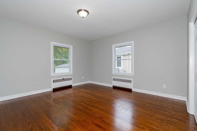 Building Photo - 35 Clark St