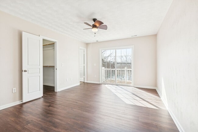 Building Photo - Suffolk Condo- Ready for move in