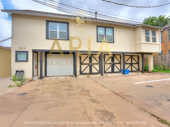 Building Photo - Updated & Adorable 2 Bed/1 Bath Space in t...