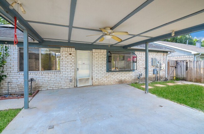 Building Photo - 3722 Brier Gardens Dr