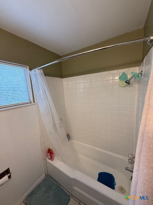 Building Photo - 827 Contour Dr