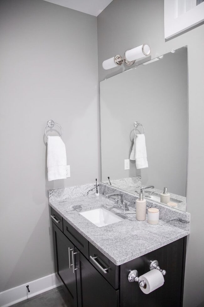 Building Photo - 3 Bed, 3.5 Bath Home w/ 2 Car Garage in East Nashville