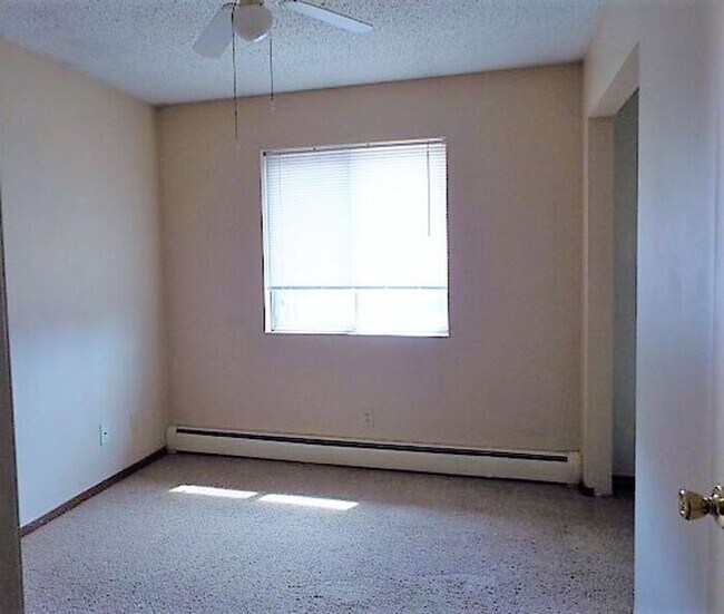 Building Photo - AVAILABLE NOW - NO SECURITY DEPOSIT REQUIRED