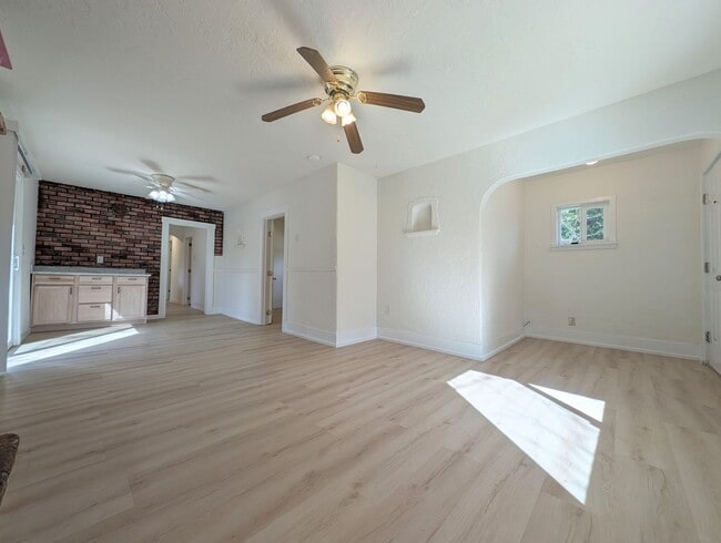 Building Photo - Charming 2 Bed Rental w Bonus Space & Loft! Available Now!
