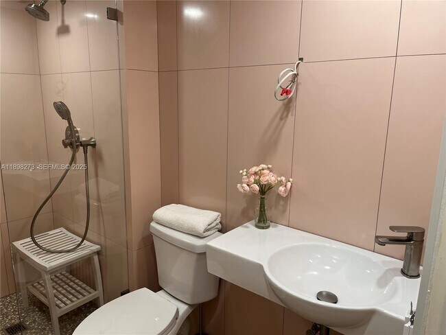 Building Photo - 525 N Ocean Blvd