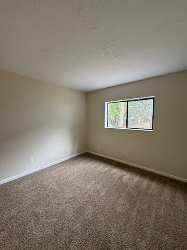 Building Photo - Holly Tree Condominiums