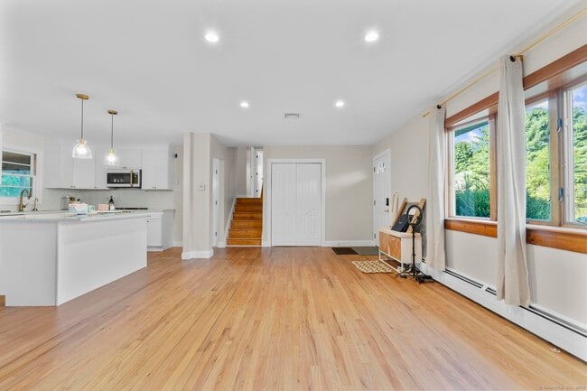 Building Photo - 324 Thorpe Ave