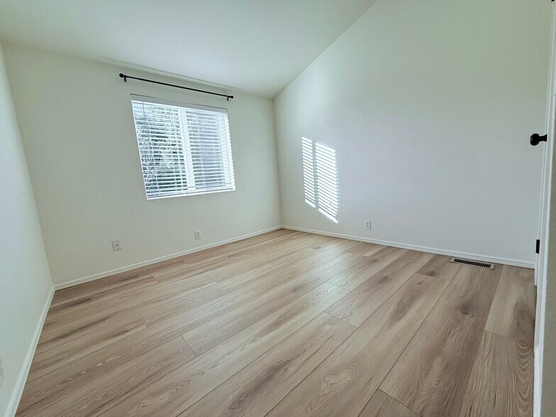 Building Photo - 571 SE Mountain View Rd