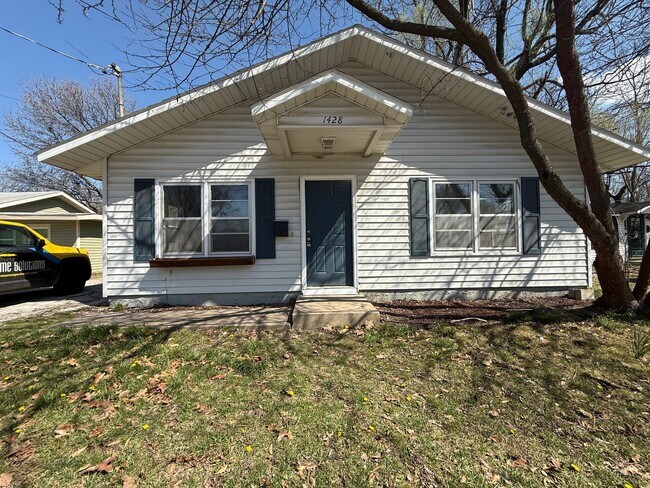 Building Photo - Large Open Floor Plan. 2 Bedroom and 1 Bathroom