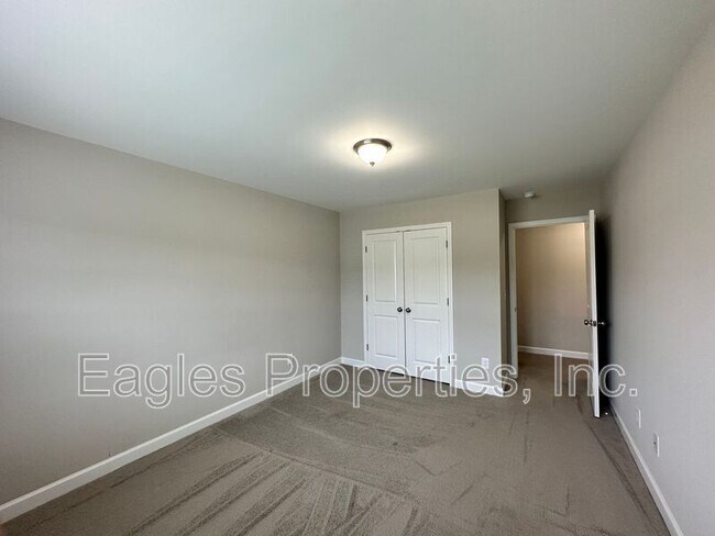 Building Photo - 451 Fallingbrook Dr