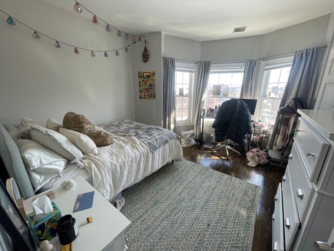 Building Photo - 781 Parker St