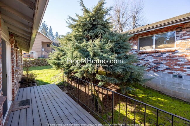 Building Photo - Two Bedroom Charmer in the Heart of Oregon City - Garage Included!