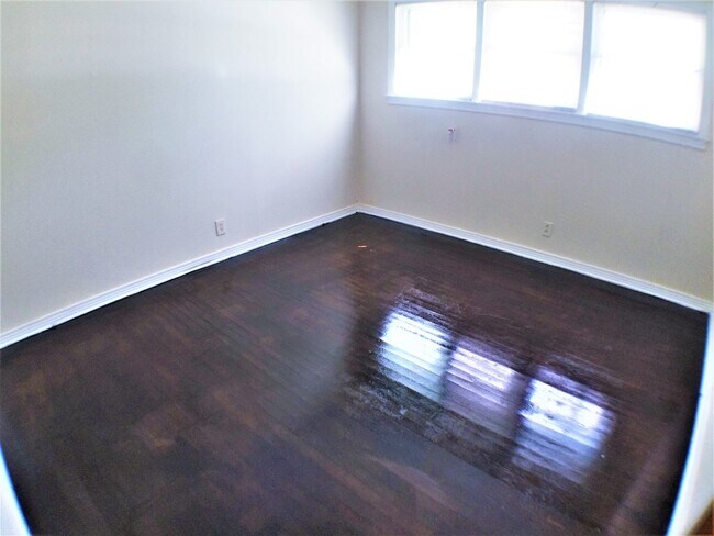 Building Photo - 4 Bed 2 Bath Home  w New Upgrades in Halto...