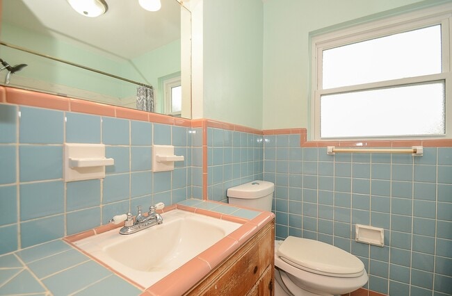 Building Photo - 142 Victoria Dr