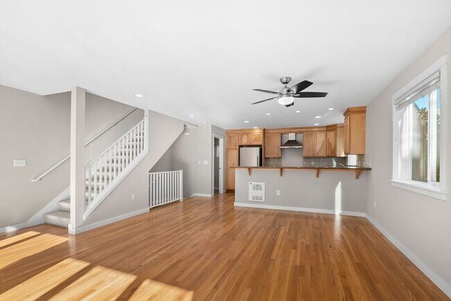 Building Photo - Immaculate Urban Townhome in Famed Alaska ...