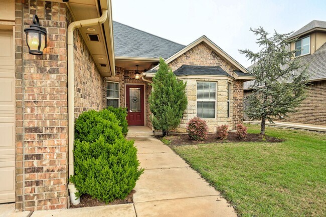 Building Photo - Beautiful & Large 4 Bed 2 Bath Home in Edmond!