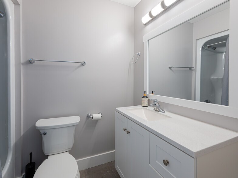 Building Photo - 3 Southwicke Ct